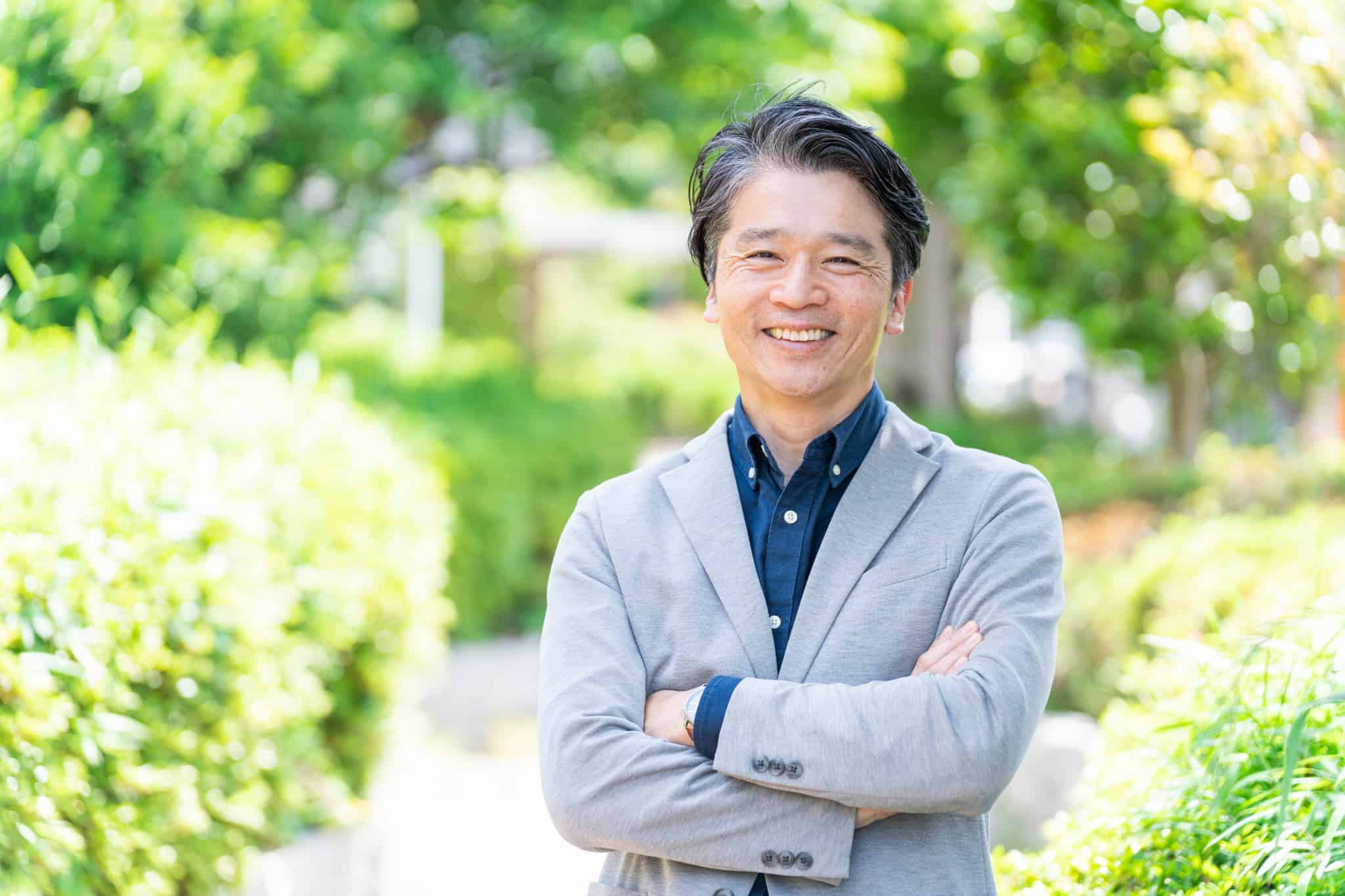 たばこをやめて歯周病が改善した笑顔の男性