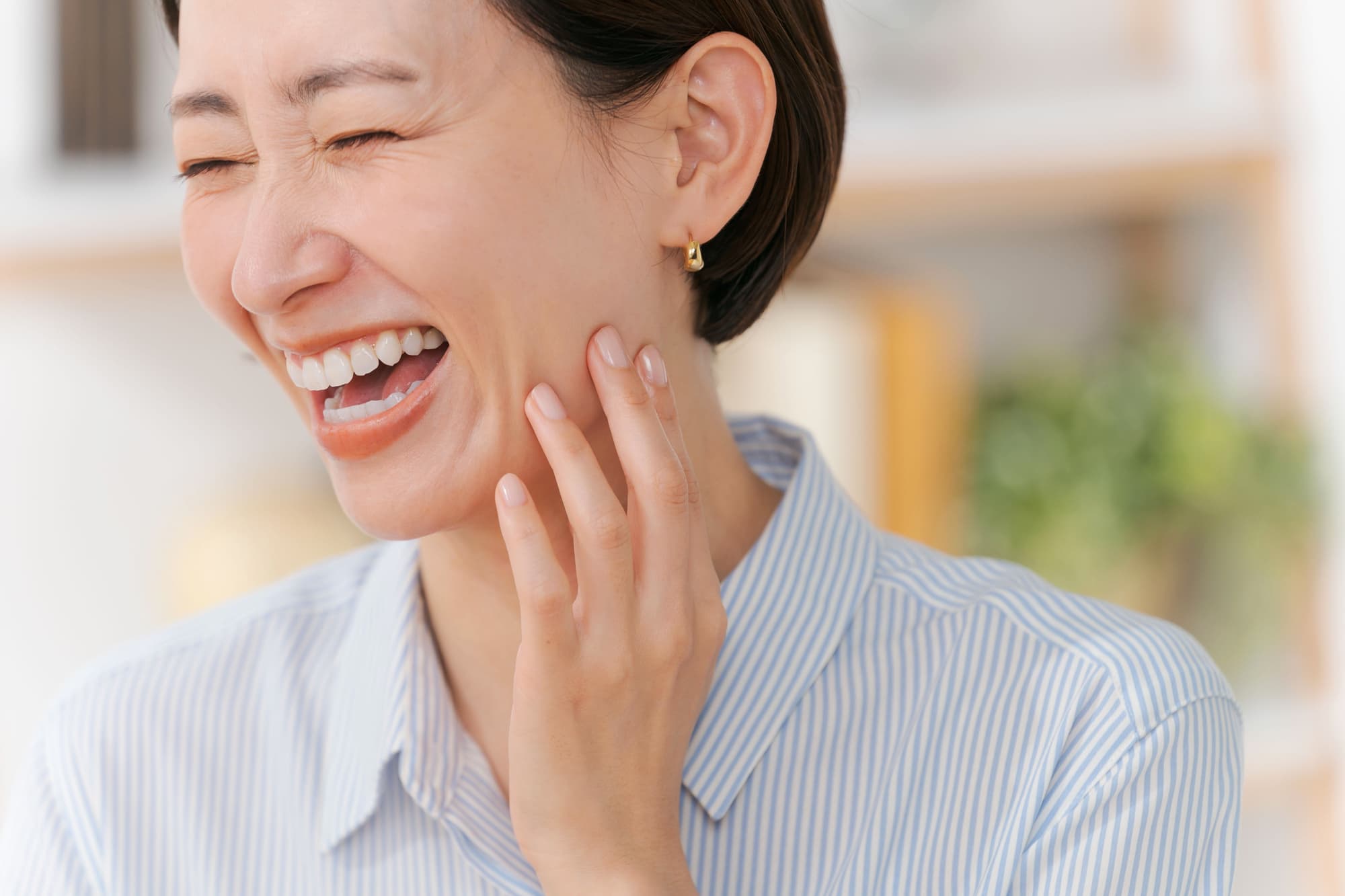 顎関節症を治療して口を開けて笑えるようになった女性