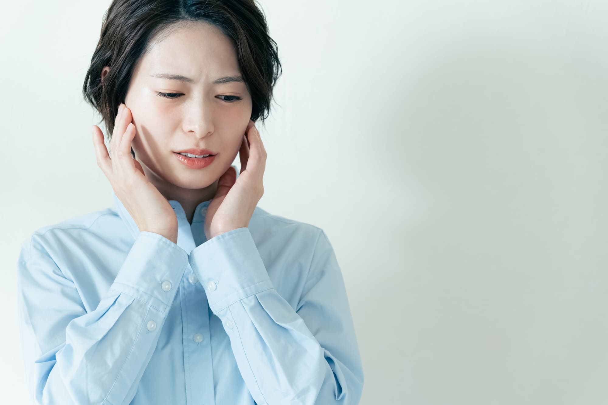 顎関節症になり顎に違和感を感じる女性