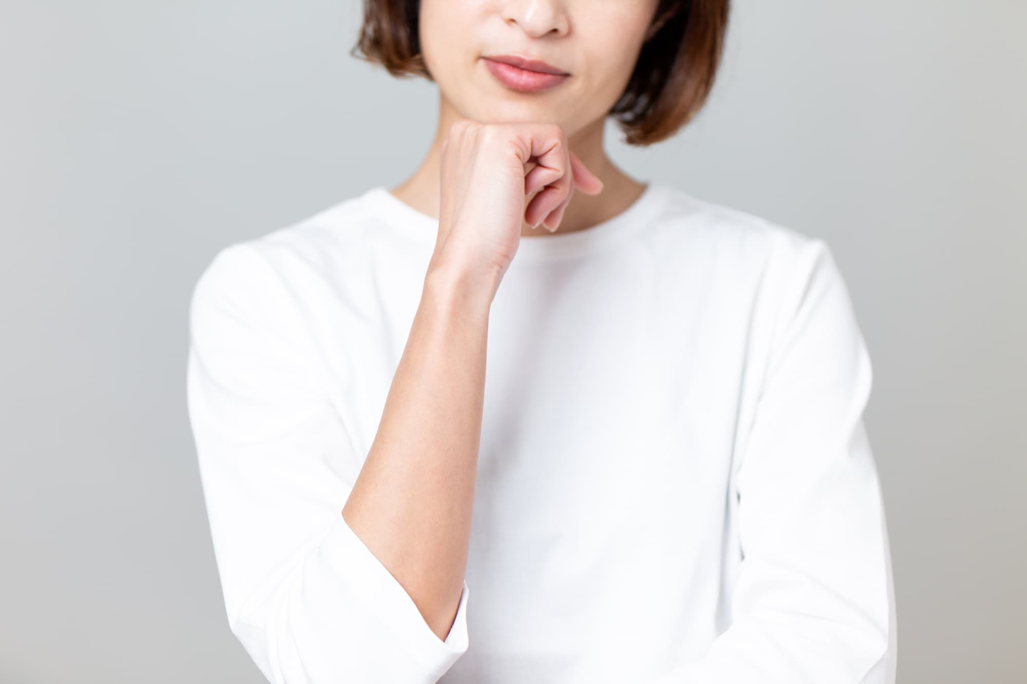 歯並びを治せば顎関節症の症状はなくなるのか考える女性