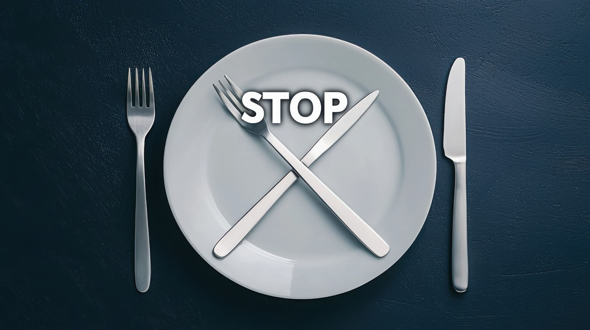 マウスピース矯正中の外食で避けた方が良い食べ物を示すストップの文字とお皿とカトラリー