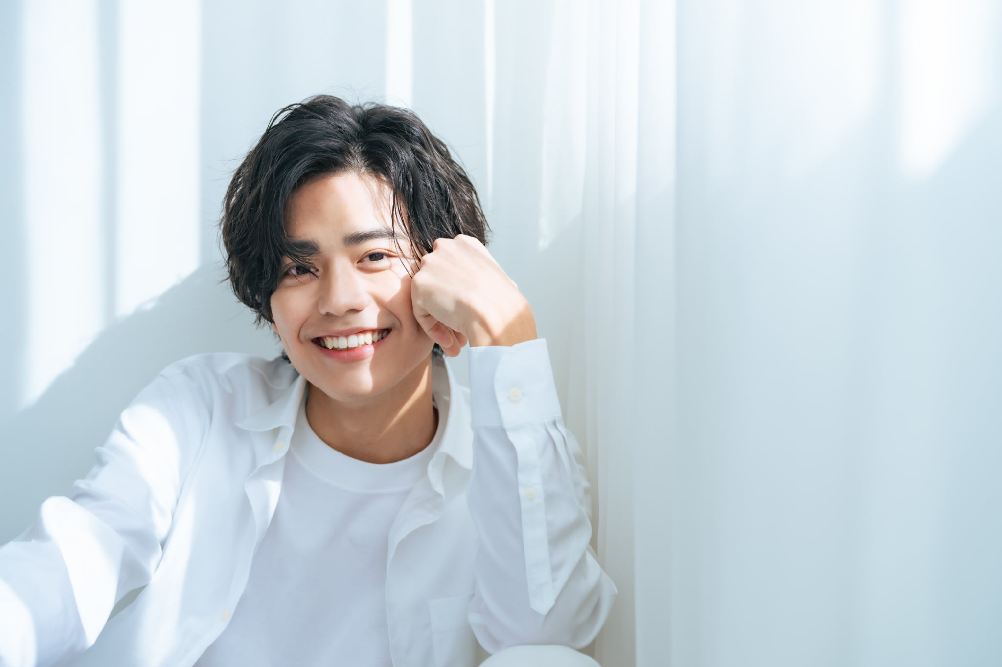 重度の虫歯を治療して笑顔の男性