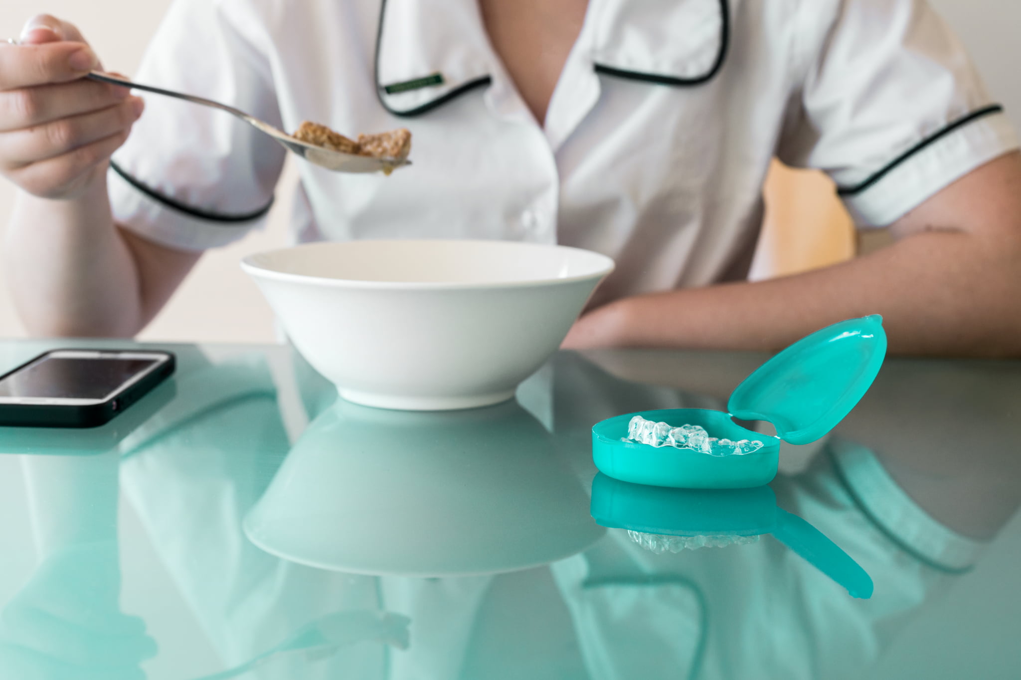 マウスピース矯正中の外食の悩みを解決！装置を外すタイミングや注意点