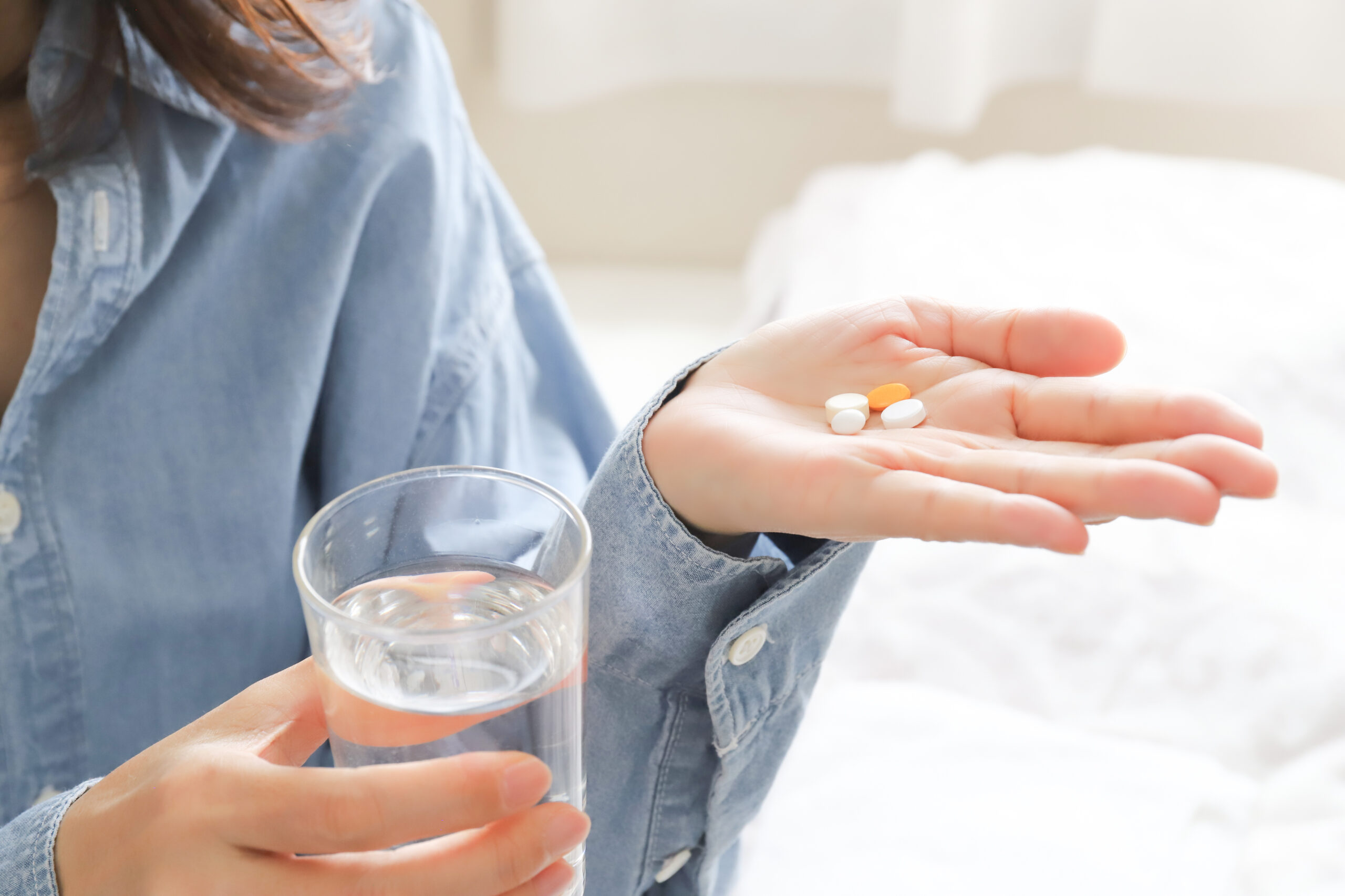 重度の虫歯の痛みをおさえるために鎮痛剤を飲むイメージ